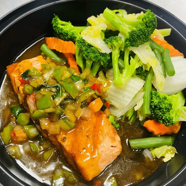 Thai Aroy Dee's salmon with green pepper sauce and a side of steamed vegetables.
